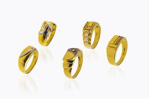 LOTTO DI CINQUE ANELLI - Peso gr 33 1 Misure: 22 (62)  21 (61). 20 (60) in oro giallo con uno zircone e diamanti taglio brillante e 8/8  [..]