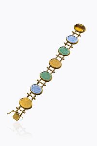 BRACCIALE - Peso gr 40 4 Lunghezza cm 18 in oro giallo composto da sette cammei in pasta vitrea colorata incisi con figure  [..]