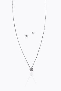 DEMI-PARURE - Peso gr 3 6 composta da coppia di orecchini e catena con ciondolo a forma di fiore stilizzato con diamanti taglio  [..]