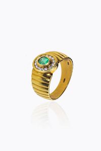 ANELLO - Peso gr 7 1 Misura 17 (57) in oro giallo  al centro smeraldo taglio ovale di ct 0 30 ca e contorno di diamanti  [..]