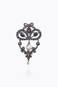 SPILLA - Peso gr 11 4 in oro rosa a bassa caratura ed argento  XIX secolo  a volute con due zaffiri taglio ovale; rosette  [..]