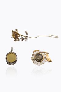 LOTTO DI TRE GIOIELLI - composto da: -spilla-orologio in oro rosa a forma di girasole con petali in cristallo (rotture). Orologio non  [..]