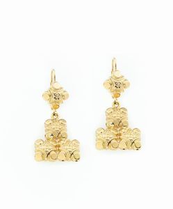 COPPIA DI ORECCHINI - Peso gr 6 1 in oro giallo  a monachella  con elementi geometrici sbalzati ed incisi