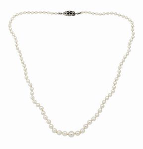 COLLANA - Lunghezza cm 53 composto da un filo di perle giapponesi del diam di mm 4 a 7 5 ca. Chiusura in oro bianco 9 Kt