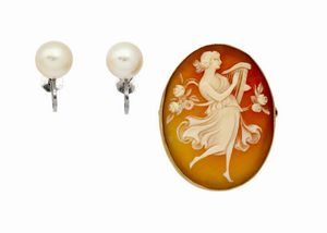 LOTTO DI DUE GIOIELLI - composto da:  - coppia di orecchini  a vite  in oro 9 Kt con perle giapponesi del diam di mm 9.  -spilla in oro  [..]
