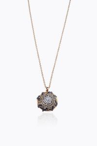 CATENA CON CIONDOLO - Peso gr 16 0 in oro rosa  a di forma rotonda  con decoro floreale in diamanti taglio brillante di colore  bianco  [..]