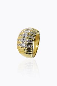 ANELLO - Peso gr 11 4 Misura 14 (54) in oro giallo  sommit con cinque diamanti taglio ovale per totali ct 1 70 ca e diamanti  [..]