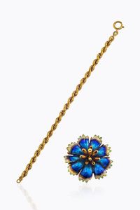 LOTTO DI DUE GIOIELLI - composto da: -bracciale in oro giallo  lavorato a torchon. Peso gr 3 8. Lunghezza cm 15 -spilla in oro giallo  [..]
