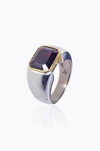 ANELLO - Peso gr 16 1 Misura 21 (61) in oro bianco con al centro granato.