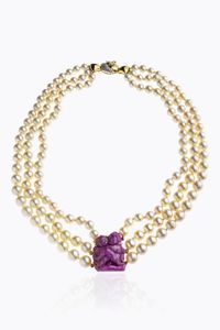 COLLANA - Lunghezza cm 45 composta da tre fili di perle giapponesi a scalare dal diam. di mm 6 8 a 8 7  al centro ciondolo  [..]