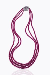 COLLANA - Lunghezza cm 56 composta da tre fili di dischi di rubini e chiusura di forma rotonda in oro bianco con piccoli  [..]