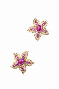 COPPIA DI ORECCHINI - Peso gr 13 6 in oro bianco e giallo  a clip  a forma di fiore  con  rubini cabochon e carr incassati a mistre  [..]