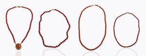 LOTTO DI QUATTRO GIROCOLLI - Peso gr 61 3 Lunghezza cm 46  40  37 (difetti)  43 con sfere di corallo dal diam di mm a 4 2 a 5 6 ca. Chiusure  [..]