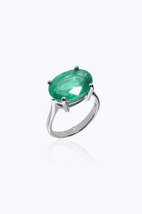 ANELLO - Peso gr 5 7 Misura 14 (54) in oro bianco con al centro smeraldo taglio ovale di ct 6 ca