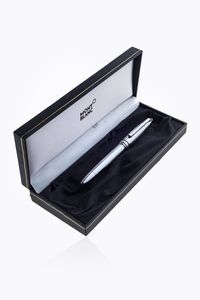 MONTBLANC - Penna a sfera Montblanc  modello Meisterstck. Corpo e cappuccio in metallo  con lemblema Montblanc bianco intarsiato  [..]