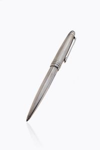 MONTBLANC - Penna a sfera Montblanc  modello Meisterstck. Corpo e cappuccio in argento 925/1000  con lemblema Montblanc  [..]