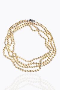 LUNGA COLLANA - Lunghezza cm 200 composta da perle giapponesi a scalare dal diam. di mm 4 4 a 9. Chiusura in oro bianco con tre  [..]