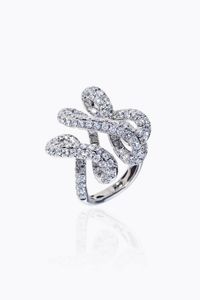 ANELLO - Peso gr 8 9 Misura 15 (55) in oro bianco  sommit a nastro  con diamanti taglio brillante per totali ct 2 80 c [..]