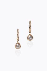 COPPIA DI ORECCHINI - Peso gr 3 0 in oro rosa  a monachella  con gocce lavorate a grani con diamanti taglio brillante per totali ct  [..]