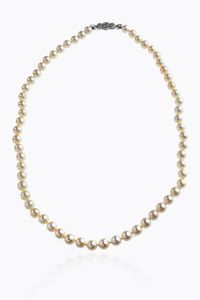 GIROCOLLO - Lunghezza cm 60 composta da un filo di perle giapponesi del diam. di mm 8 5-9 ca. Chiusura in oro bianco con s [..]