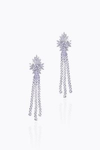 COPPIA DI ORECCHINI - Peso gr 17 1 Lunghezza cm 7 in oro bianco con fiori ai lobi  terminanti con frange in diamanti taglio brillante  [..]