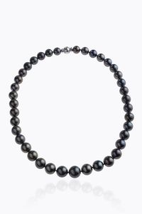 DAMIANI - Lunghezza cm 46 Girocollo composto da un filo di perle Tahiti a scalare dal diam. di mm 10 a12 5  firmato Damiani.  [..]