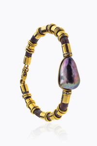 BRACCIALE - Peso lordo gr 30 4 con struttura in cuoio e anelli in oro giallo  al centro grande perla Tahiti scaramazza nei  [..]