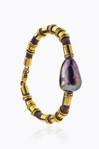 BRACCIALE - Peso lordo gr 30 4 con struttura in cuoio e anelli in oro giallo  al centro grande perla Tahiti scaramazza nei  [..]