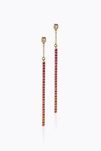 COPPIA DI ORECCHINI - Peso gr 6 3 Lunghezza cm 7 5 pendenti  in oro rosa  con segmenti rigidi in rubini taglio rotondo per totali ct  [..]