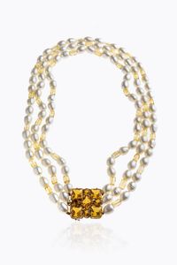 COLLANA - composta da tre fili di perle di acqua dolce scaramazze e alternate a barilotti di citrini sfaccettati. Chiusura  [..]
