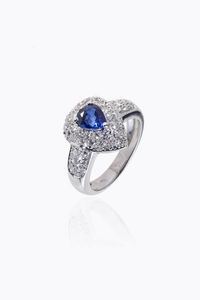 ANELLO - Peso gr 7 1 Misura 13 (53) in oro bianco  sommit a goccia  con al centro zaffiro di ct 0 70 ca e pav di diamanti  [..]