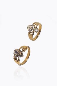 LOTTO DI DUE ANELLI - composto da: -anello in oro rosa a bassa caratura e argento  XIX secolo  con quattro rosette di diamanti per totali  [..]