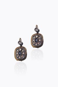 COPPIA DI ORECCHINI - Peso gr 4 3 in oro a bassa caratura ed argento  a monachella  XIX secolo  con due zaffiri taglio ovale e rosette  [..]