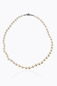 GIROCOLLO - Lunghezza cm 52 composto da un filo di perle giapponesi del diam. di mm 7 5. Chiusura in oro bianco con uno zaffiro  [..]