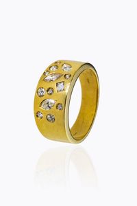 ANELLO - Peso gr 10 1 Misura 23 (63) in oro giallo  a fascia  con diamanti taglio brillante  navette  carr e 8/8 per totali  [..]
