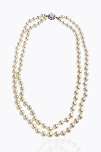 GIROCOLLO - Lunghezza cm 45 composto da due fili di perle giapponesi del diam di mm 7. Chiusura in oro bianco con perla