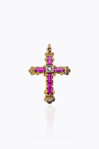 CIONDOLO - Peso gr 2 8 in oro rosa a bassa caratura  inizi XIX secolo  a forma di croce con rubini sintetici e un diamante  [..]