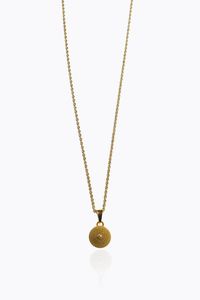 CATENA CON CIONDOLO - Peso gr 2 8 in oro giallo  di forma rotonda  lavorato in filigrana