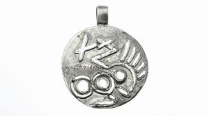 UMBERTO MASTROIANNI Fontana Liri (FR) 1910 - 1998 Marino (Roma) - Peso gr 15 2 Ciondolo in argento 925/1000  firmato Mastroianni di forma rotonda con incise forme astratte