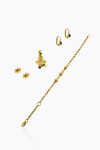 LOTTO DI QUATTRO GIOIELLI - in oro giallo  composto da: -ciondolo a forma di orsetto. Peso gr 3 6 -coppia di orecchini a monachella a forma  [..]