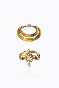 LOTTO DI DUE SPILLE - -in oro giallo satinato  anni '50  composta da due anelli ovali raccordati al centro da due cavallotte in oro  [..]
