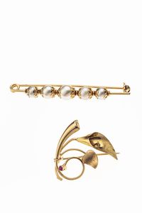 LOTTO DI DUE SPILLE - in oro giallo: una a barretta  con cinque perle giapponesi del diam7 6 e 6 ca  peso gr 6 4; la seconda a forma  [..]