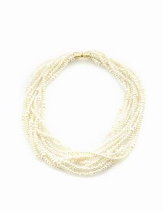 COLLANA - Lunghezza cm 48 composta da nove fili di perline di acqua dolce di forma cipollina. Chiusura in oro giallo a f [..]