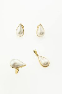 DEMI-PARURE - Peso complessivo gr 16 Misura 16 in oro giallo composta da: coppia di orecchini  a clip  anello e ciondolo con  [..]