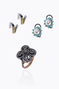 LOTTO DI TRE GIOIELLI - -anello in oro rosa a bassa caratura ed argento a forma di fiore con smeraldi taglio rotondo per totali ct 0 60  [..]