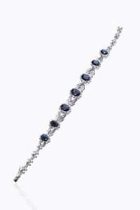 BRACCIALE - Peso gr 28 0 Lunghezza cm 18 in oro bianco con sette zaffiri taglio ovale a scalare per totali ct 12 0 ca e diamanti  [..]