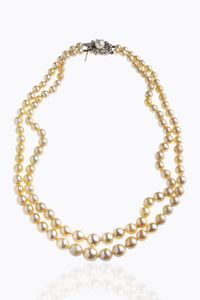 GIROCOLLO - Lunghezza cm 41 composto da due fili di perle giapponesi a scalare dal diam di mm 5 4 a 8 8 ca . Chiusura ovale  [..]