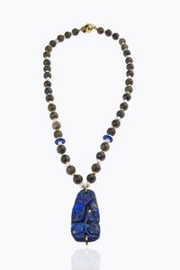 COLLANA - Lunghezza cm 58 composta da sfere di labradorite alternate a perline di acqua dolce e dischi in lapislazzuli.  [..]