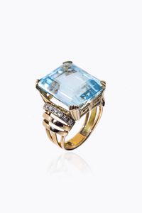 ANELLO - Peso gr 13 3 Misura 17 (57) in oro rosa  anni '40  al centro acquamarina taglio ottagonale a gradini di ct 22  [..]