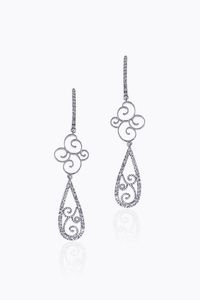 COPPIA DI ORECCHINI - Peso gr 5 1 pendenti  in oro bianco  lavorati a volute con diamanti taglio brillante per totali ct 0 47 ca  probabile  [..]